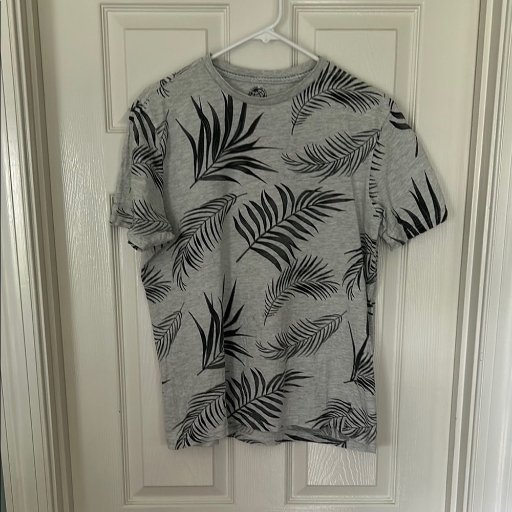 Men’s Free Planet Gray Palm Leaf print Tee Shirt Size L